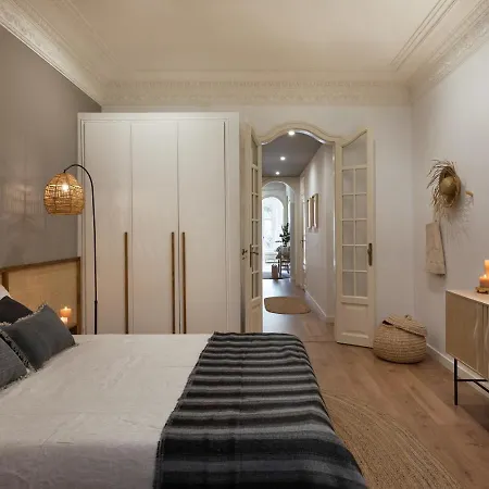 Tanah - 3 Bedrooms And Balcony In Eixample Dreta Apartment Barcelona